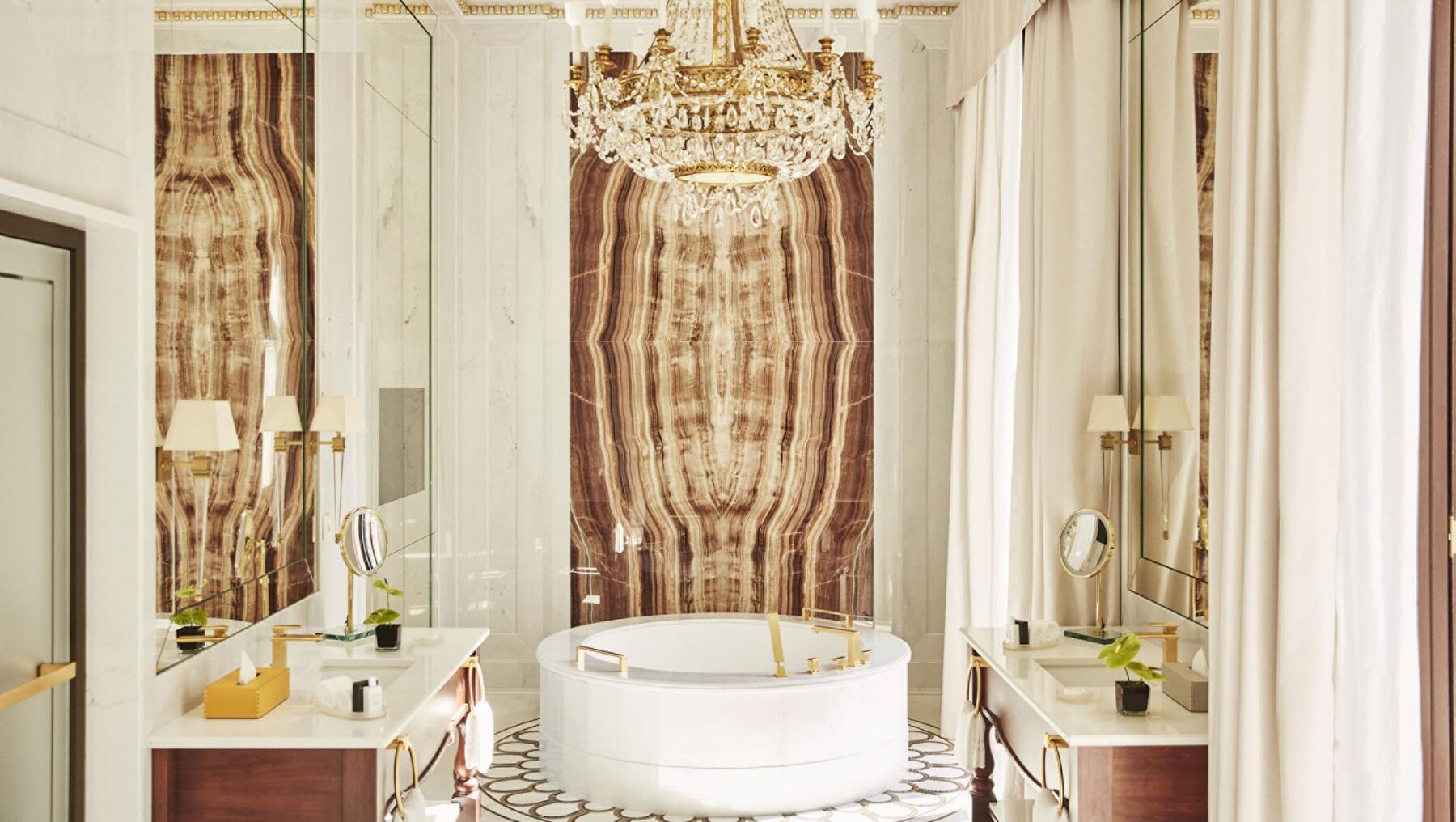 Baño Royal Suite con aplacado en Onice Fantastico bookmatch