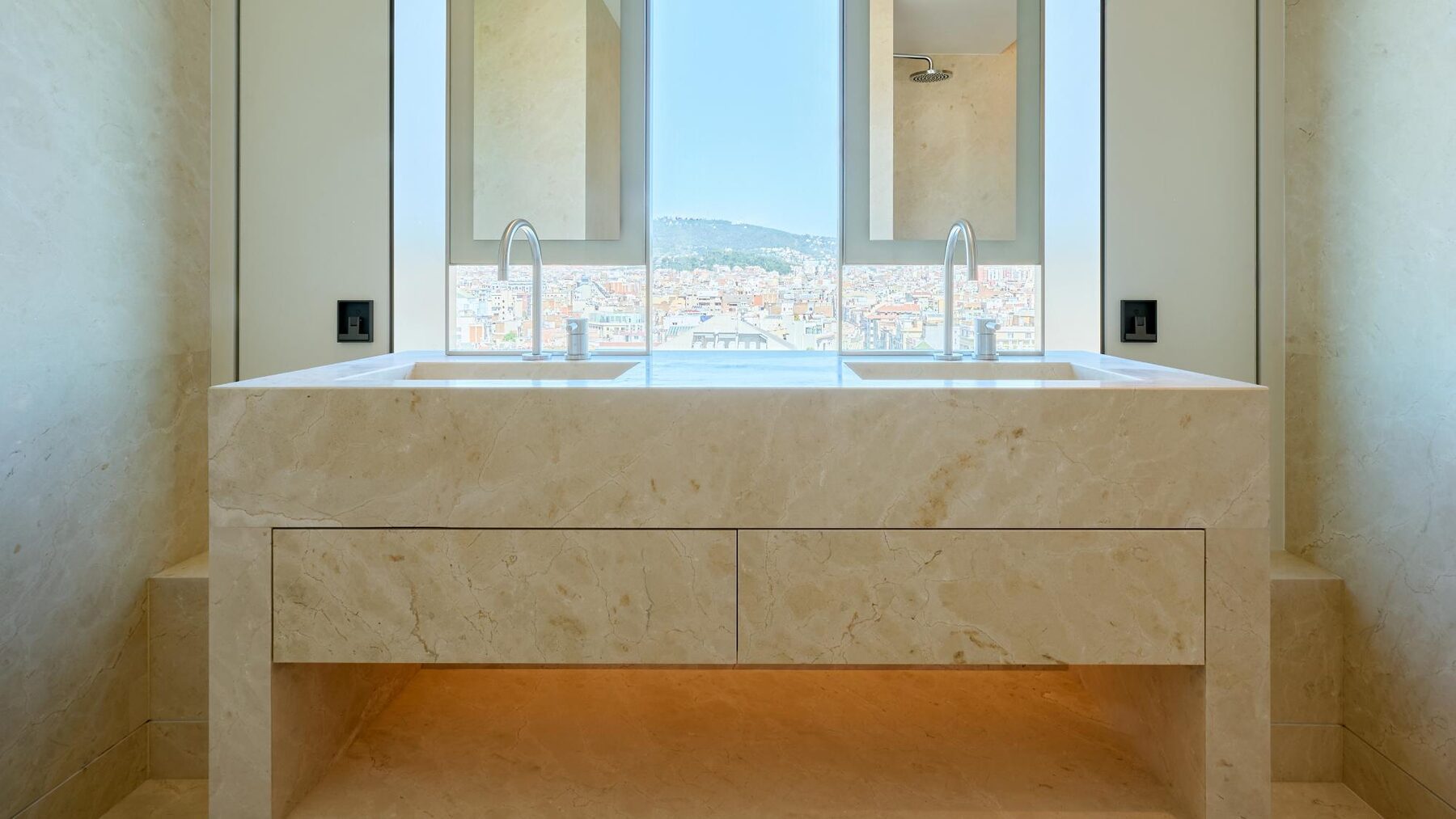 Pavimento, aplacados y mueble a medida en mármol Beige Hermitatge.