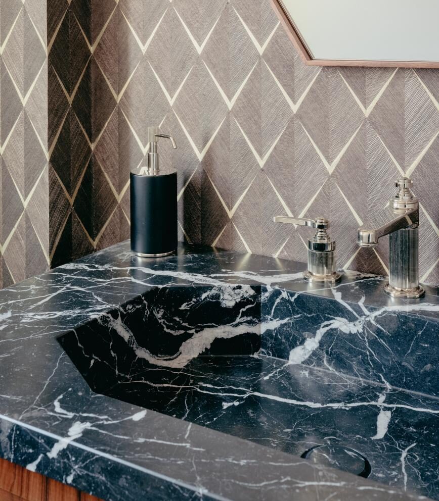 Mueble baño en mármol Negro Marquina y Palisandro.