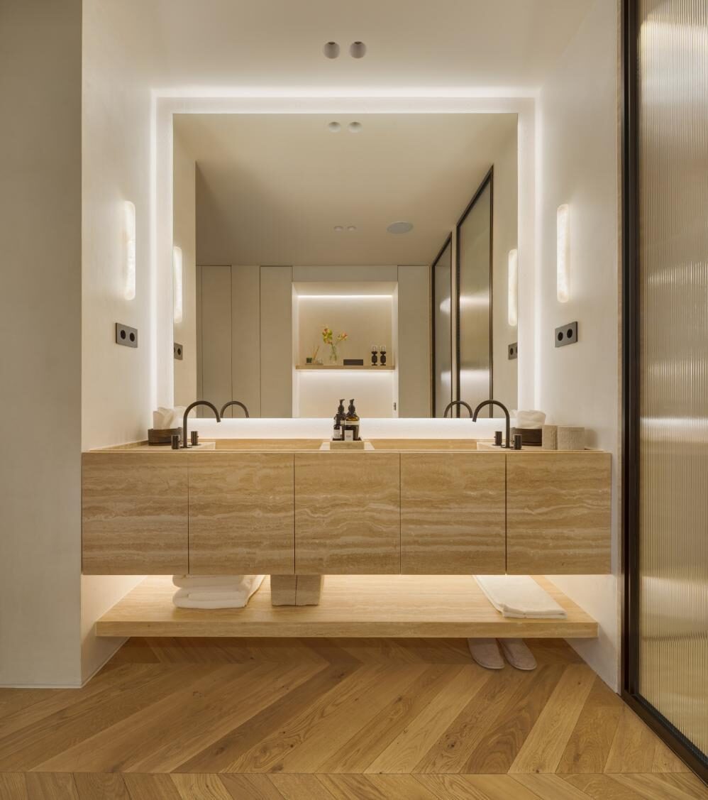 Encimera de baño, aplacados y tocador en Travertino Clásico.