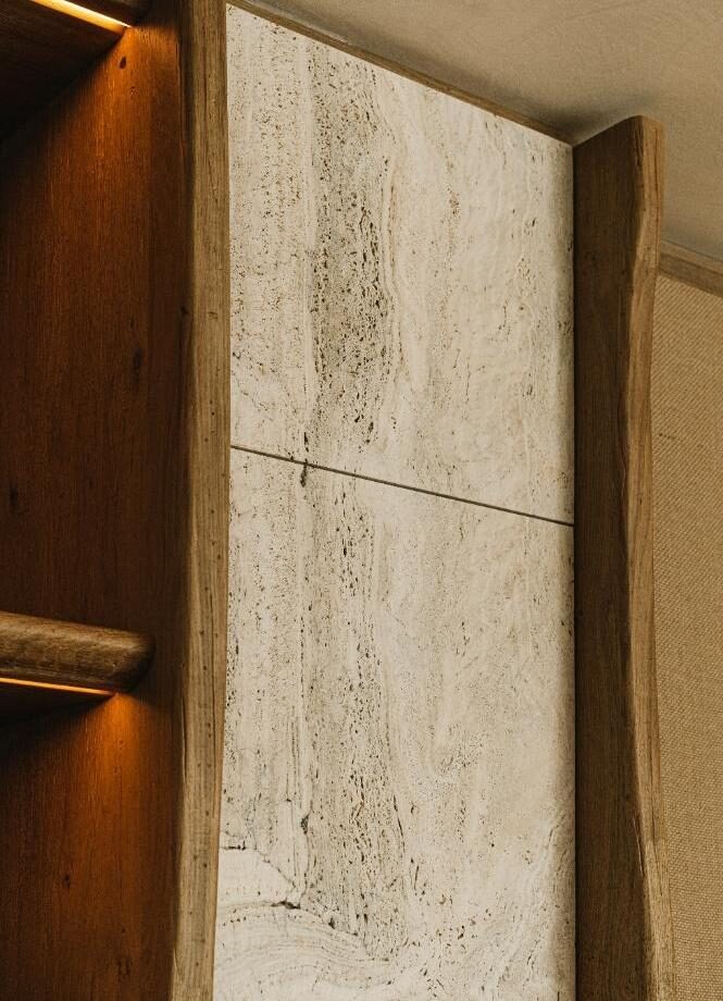 Patas mesa y puertas armarios en Travertino Navona