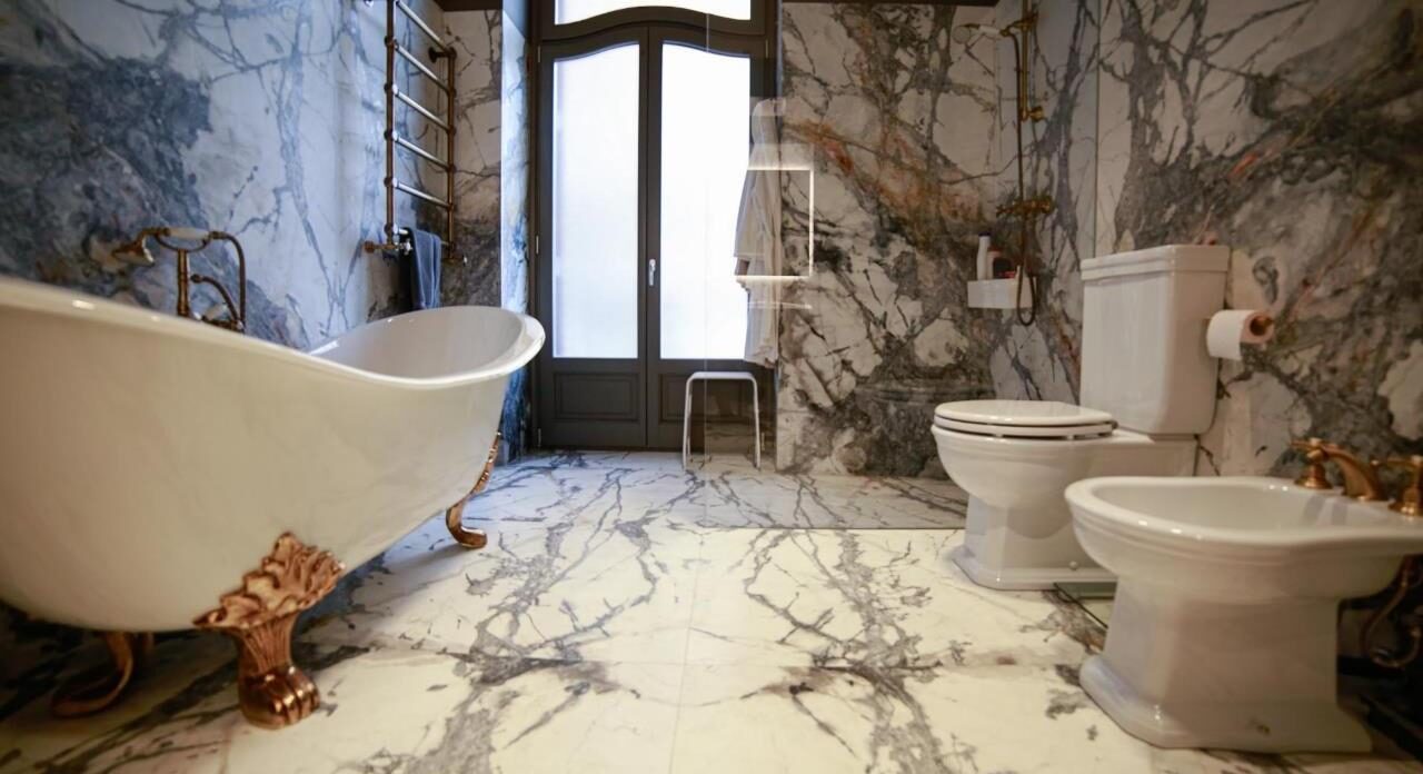 Baño en mármol Invisible Grey, diseñado por Murad García, Valencia.