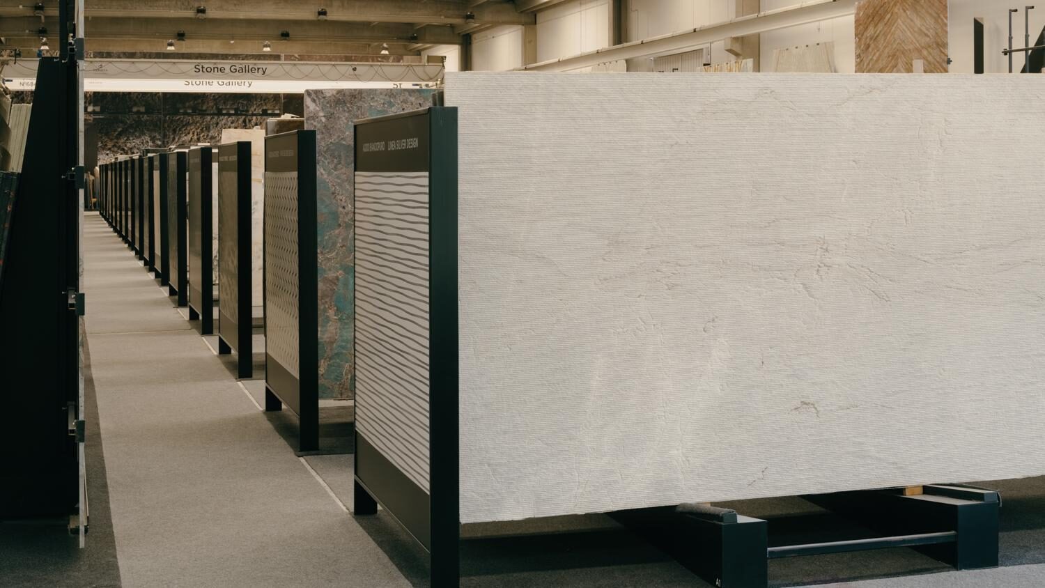 Nerinea Stone Gallery, con más de 250 piedras naturales disponibles.