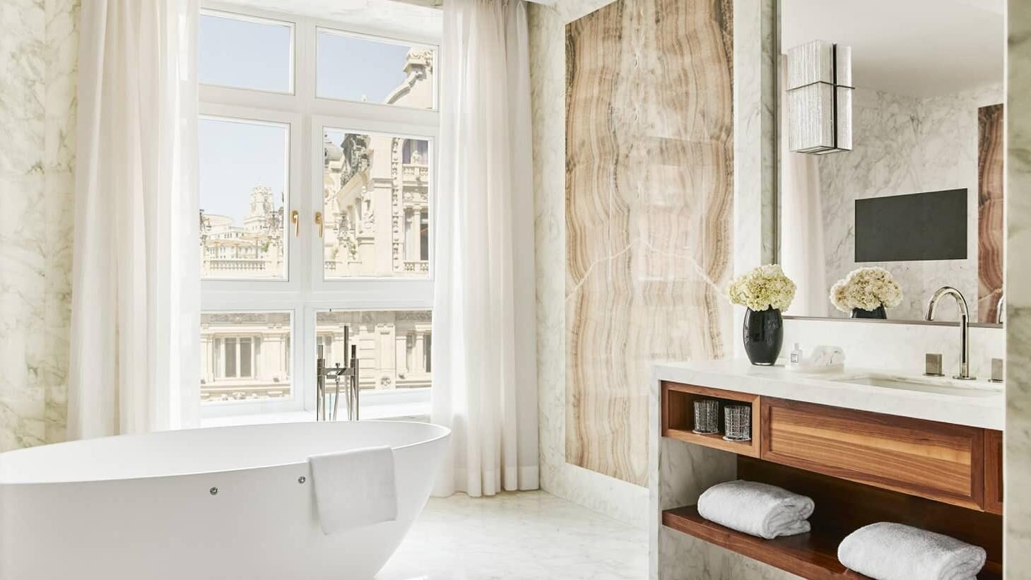 Baño Suite Presidencial con aplacado en Almond ónix bookmatch