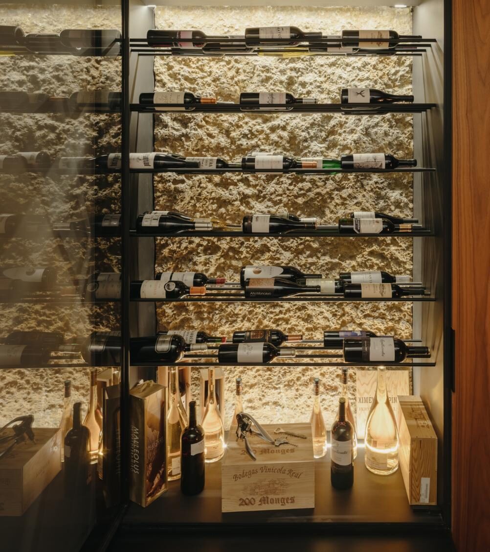 Bodega en Jurassic Stratum y mesa en Sahara Noir.