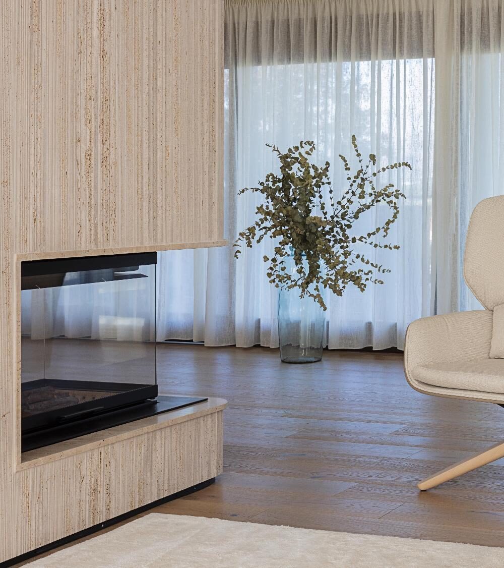 Chimenea en Travertino Clásico con textura Bamboo, diseño de Alout Marbella.