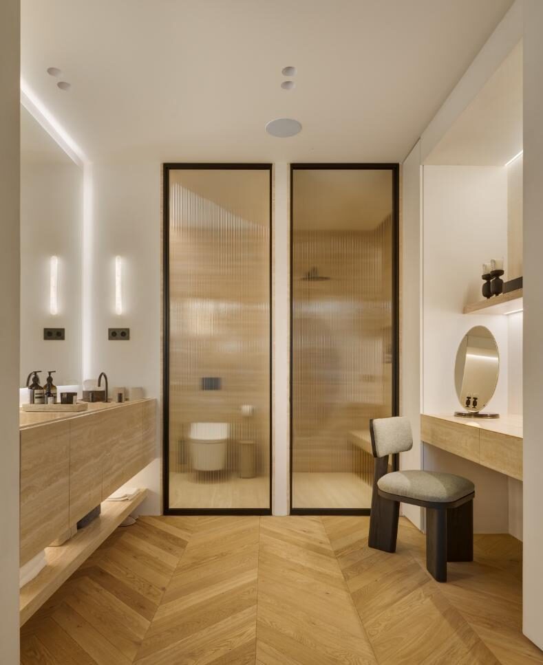 Encimera de baño, aplacados y tocador en Travertino Clásico.