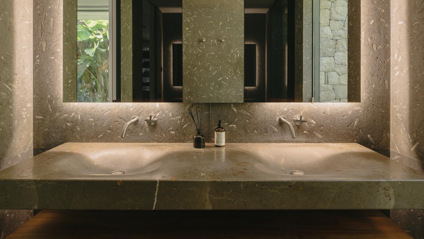 Aplacado de baño y lavabo en Jurassic. Valencia