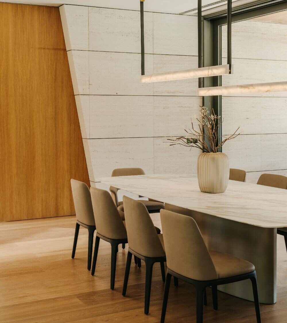 Mesa en Calacatta Gold, chimenea en Grey Stone y barra en Cuarzo.